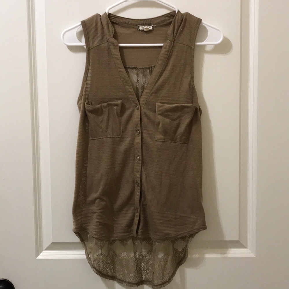 Eyeshadow sleeveless button up top - size large